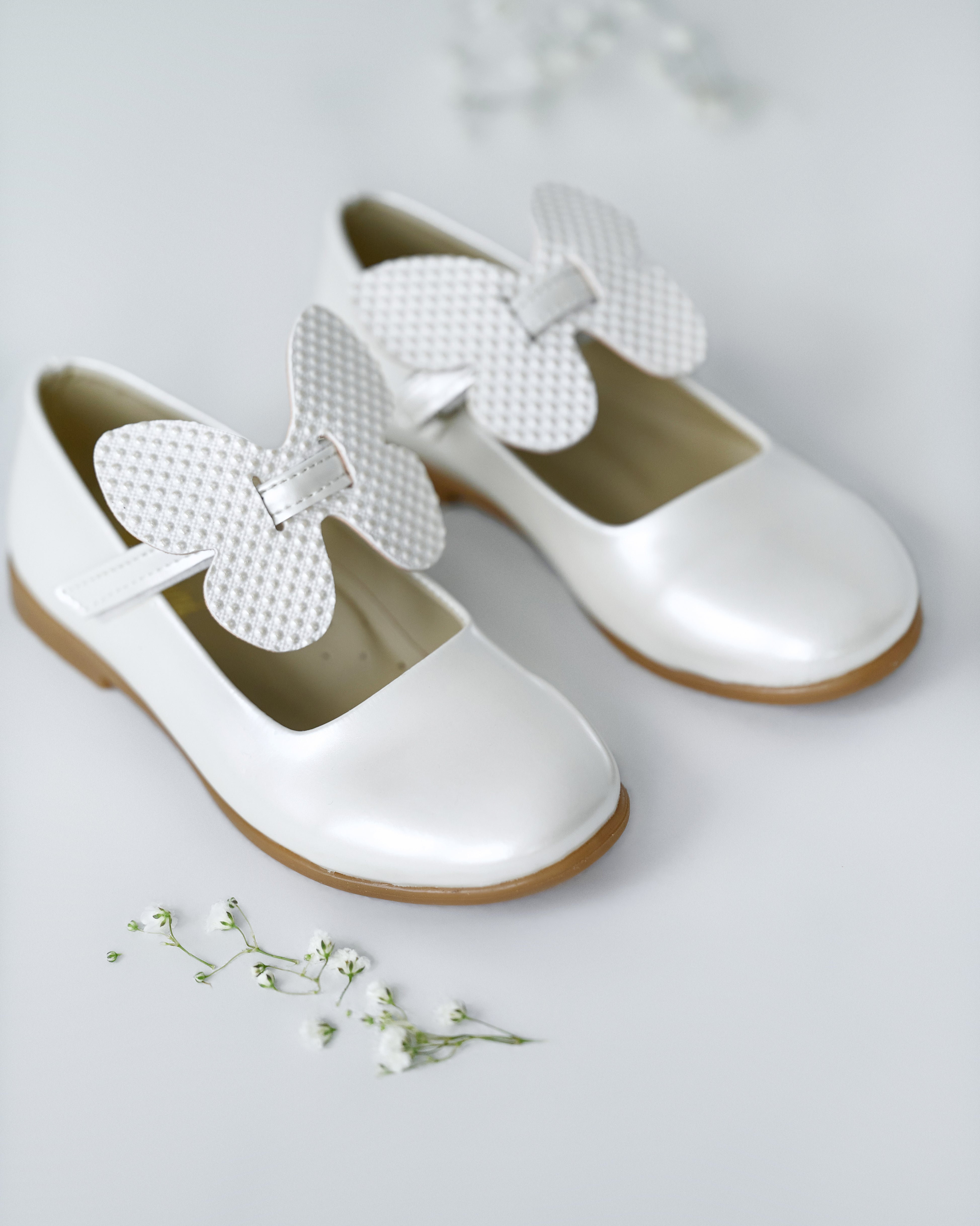 White Shoes With Butterfly – Jorya Kids Boutique