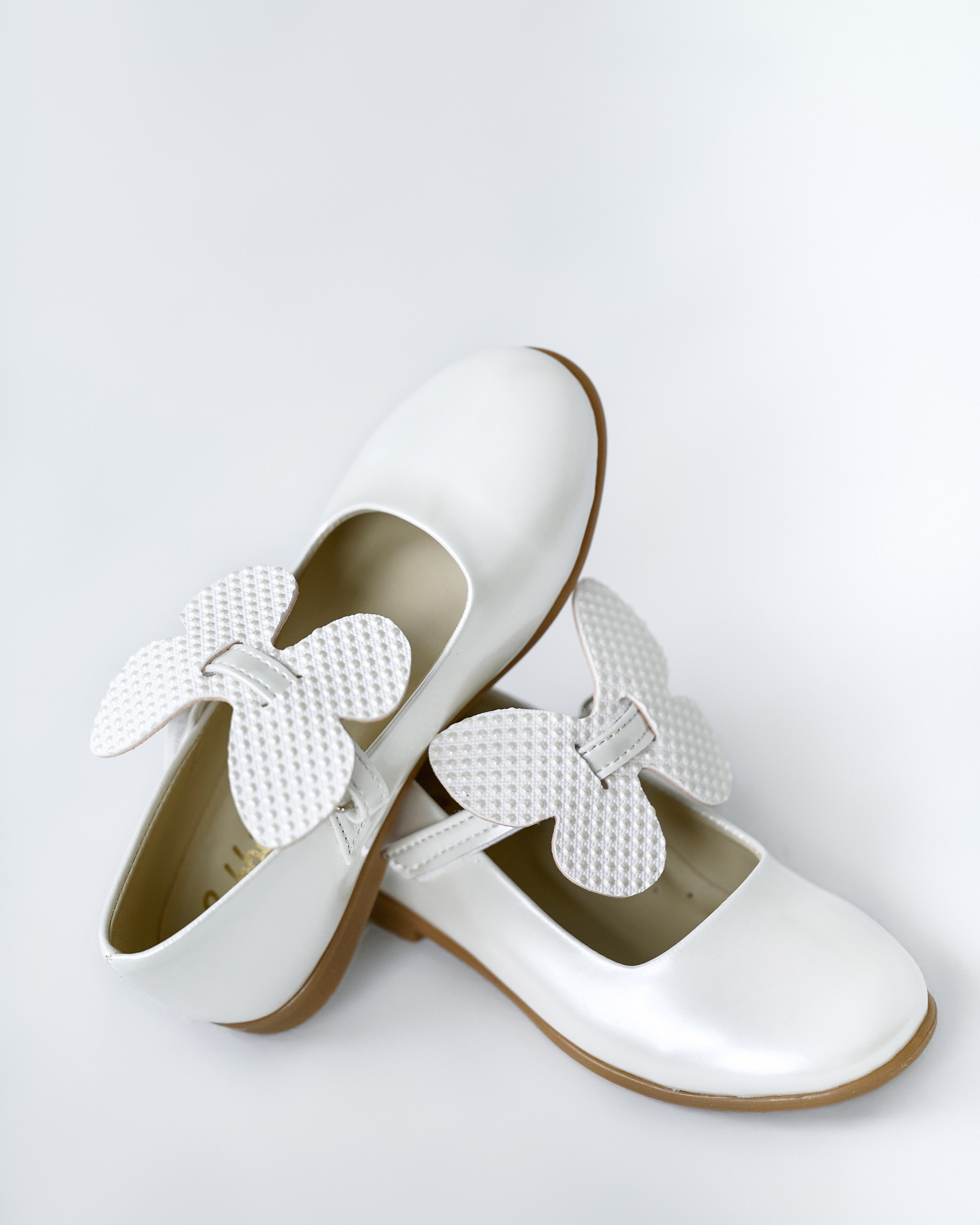 White Shoes With Butterfly – Jorya Kids Boutique