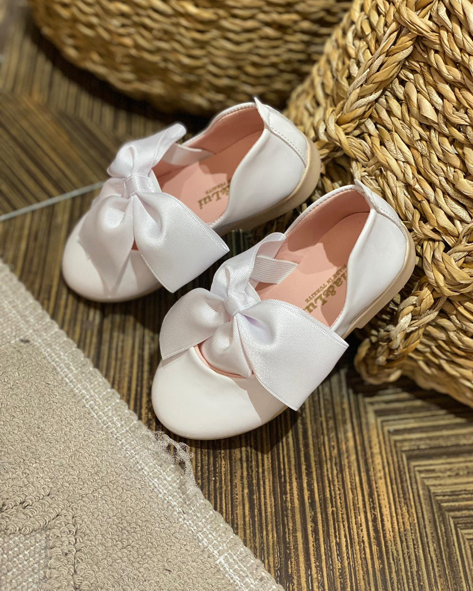 White Shoes With Fionka – Jorya Kids Boutique